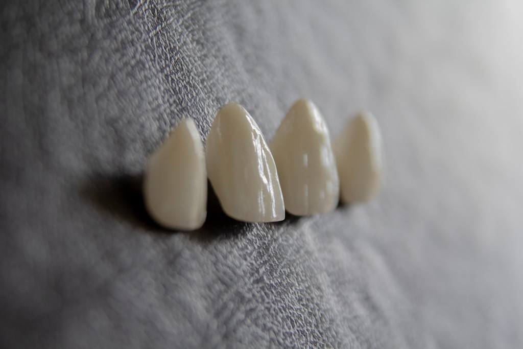 Implanty zębowe dla osób starszych: jak poprawiają jakość życia i funkcję żucia?
